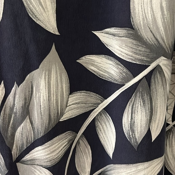 Crème de Silk 100% silk long sleeved navy blue blouse with cream and gray. L - Picture 8 of 9